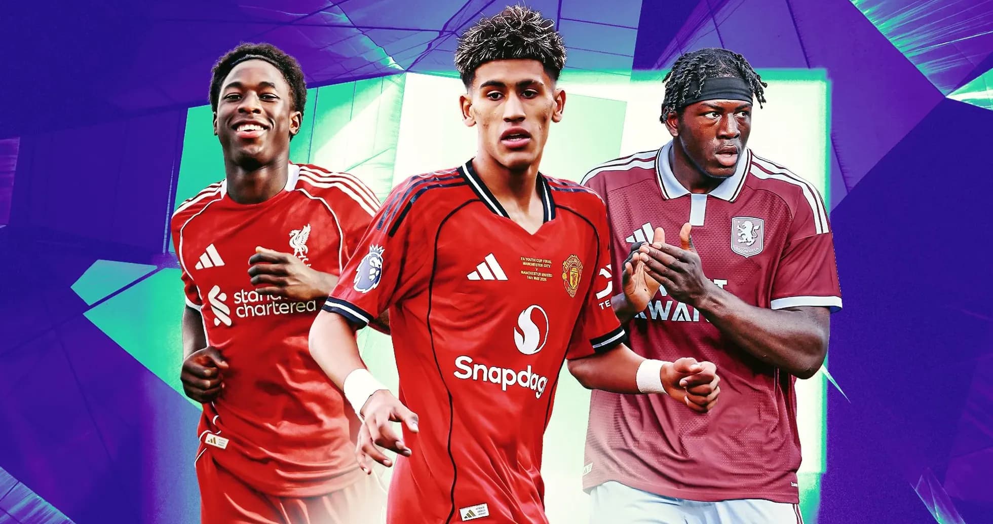 Tres jugadores de fútbol en uniformes de sus equipos Tres jugadores de fútbol en uniformes de sus equipos