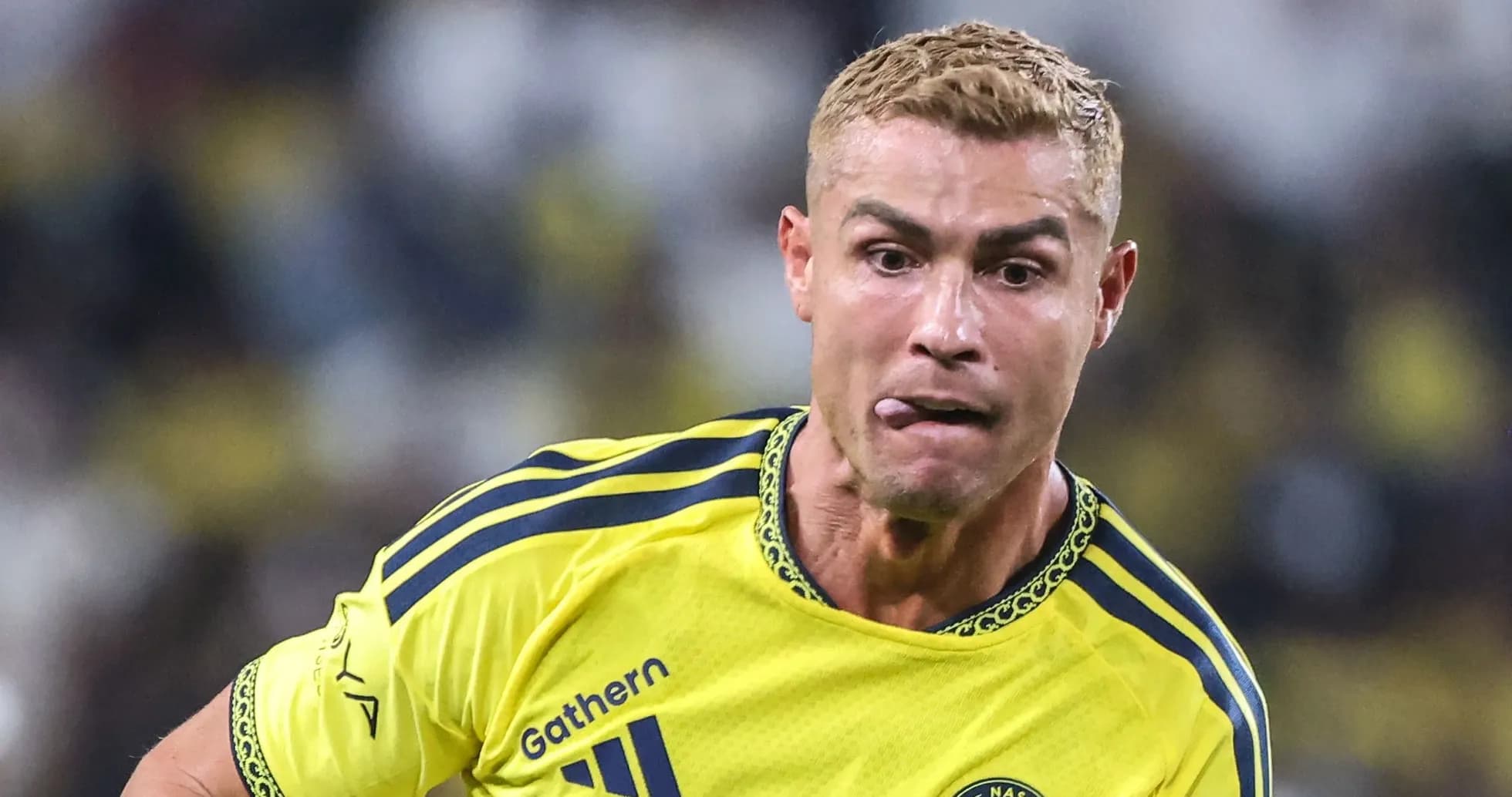 Jugador corriendo con camiseta amarilla de Al Nassr Jugador corriendo con camiseta amarilla de Al Nassr