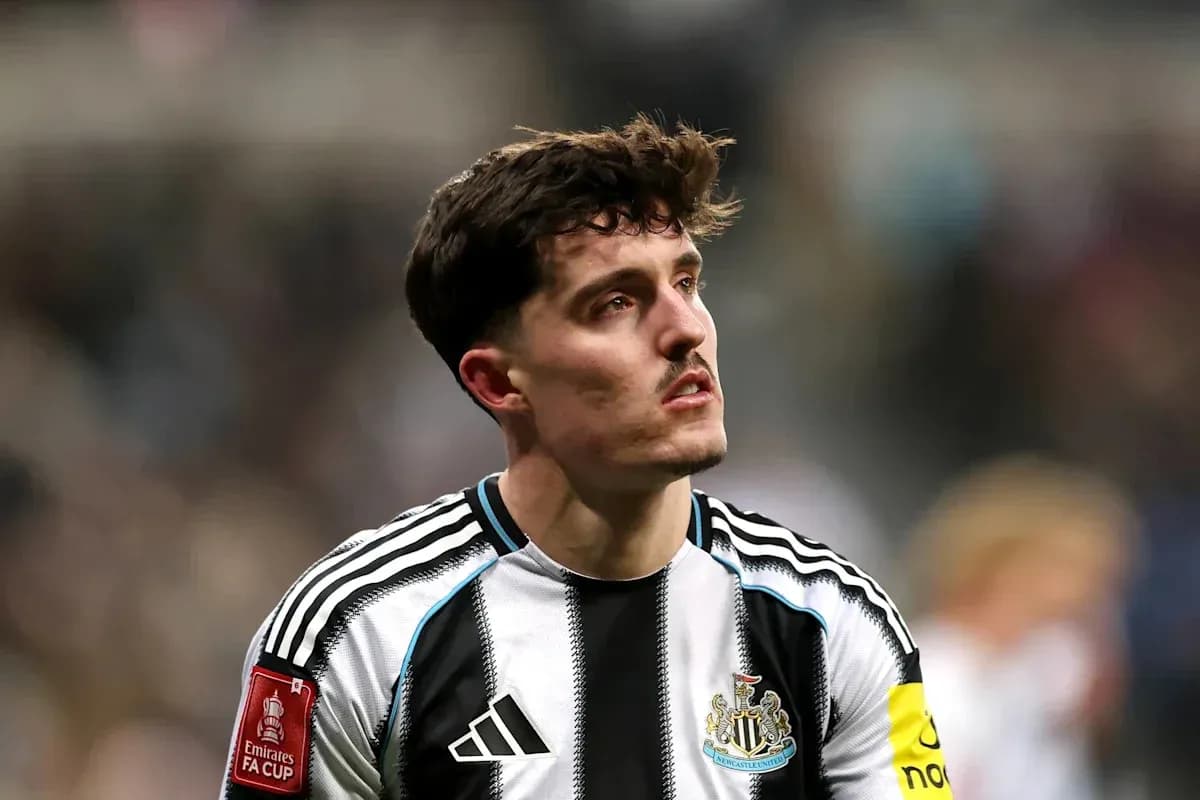 Jugador de Newcastle United con camiseta de rayas Jugador de Newcastle United con camiseta de rayas