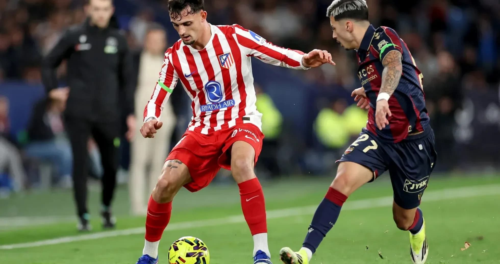 Jugador de Atlético Madrid en acción contra Levante Jugador de Atlético Madrid en acción contra Levante