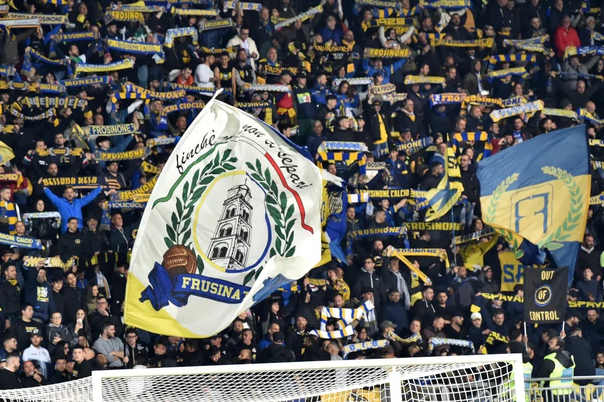 Aficionados de Frosinone animando en el estadio Aficionados de Frosinone animando en el estadio