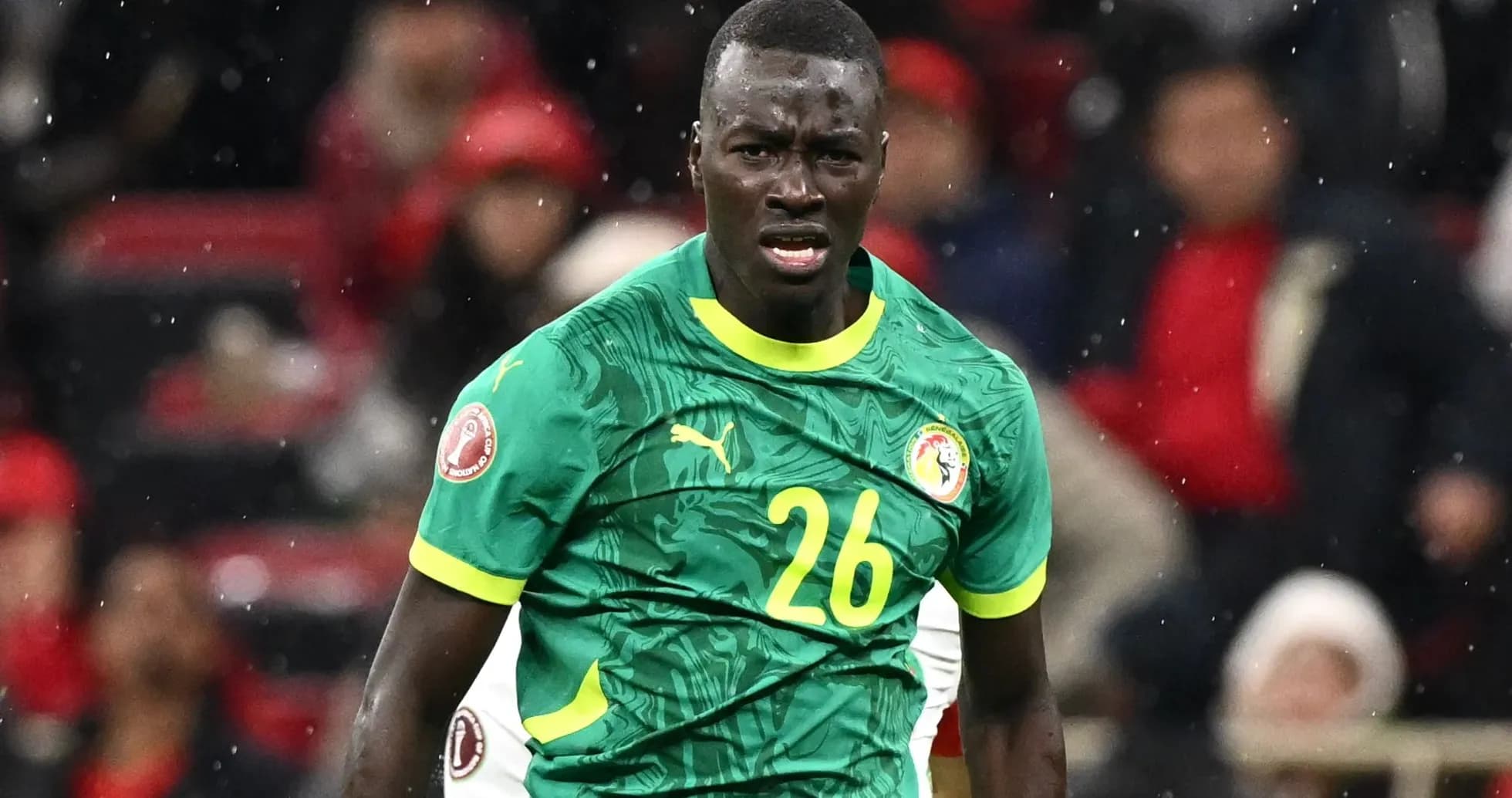 Jugador de Senegal con camiseta verde en acción Jugador de Senegal con camiseta verde en acción