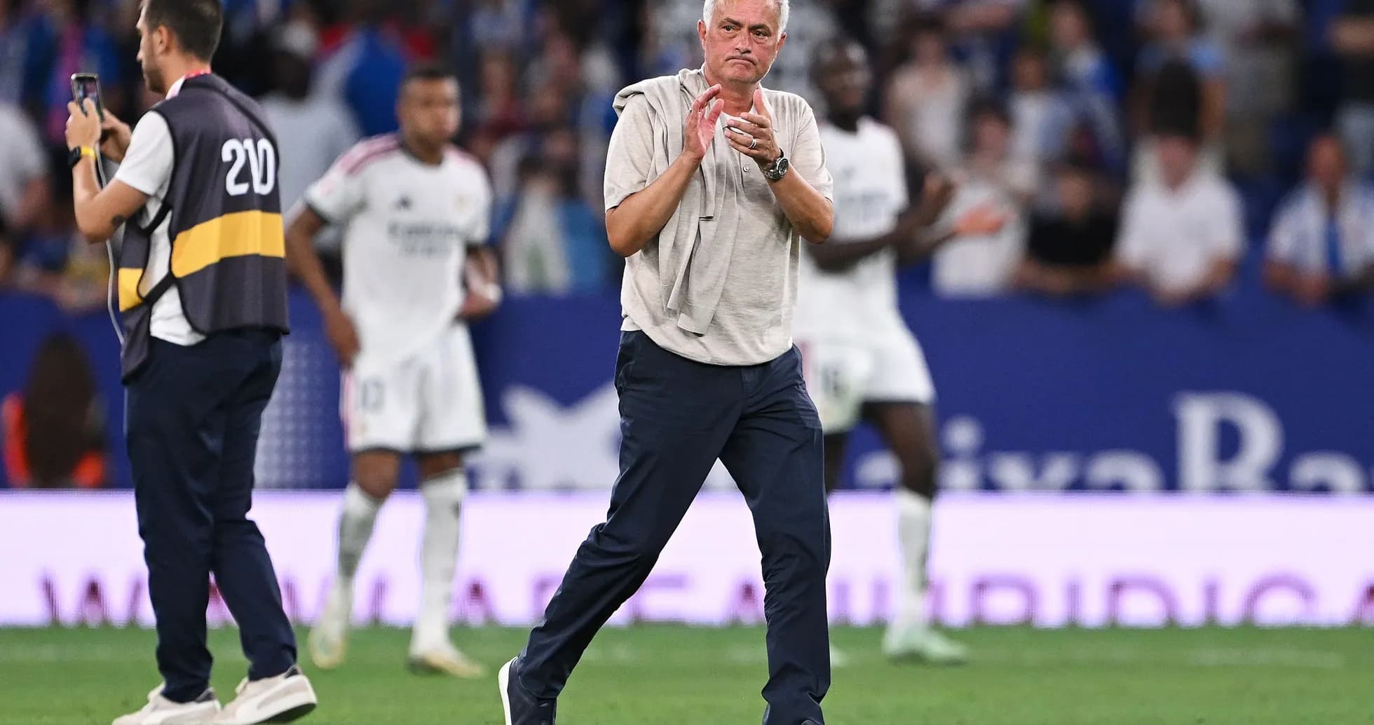 Entrenador aplaudiendo durante el partido Entrenador aplaudiendo durante el partido