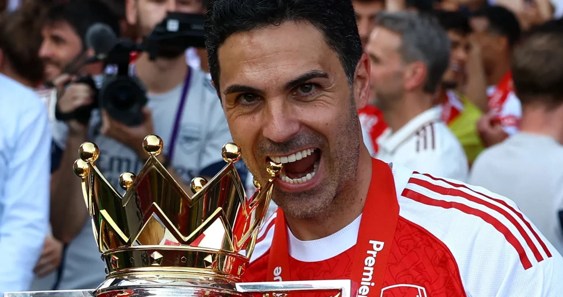 Entrenador del Arsenal sosteniendo el trofeo de la Premier League Entrenador del Arsenal sosteniendo el trofeo de la Premier League