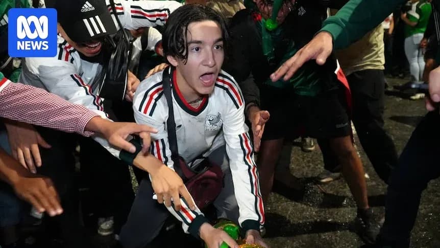 Joven con camiseta de México en celebración colectiva Joven con camiseta de México en celebración colectiva