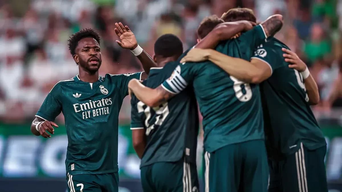 Jugadores de Real Madrid celebrando un gol Jugadores de Real Madrid celebrando un gol
