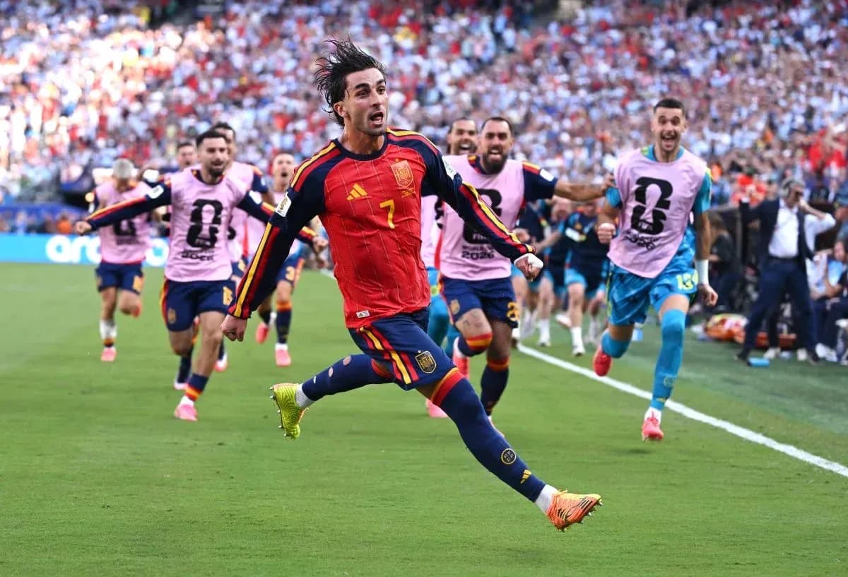 Jugador de España celebra un gol con compañeros Jugador de España celebra un gol con compañeros