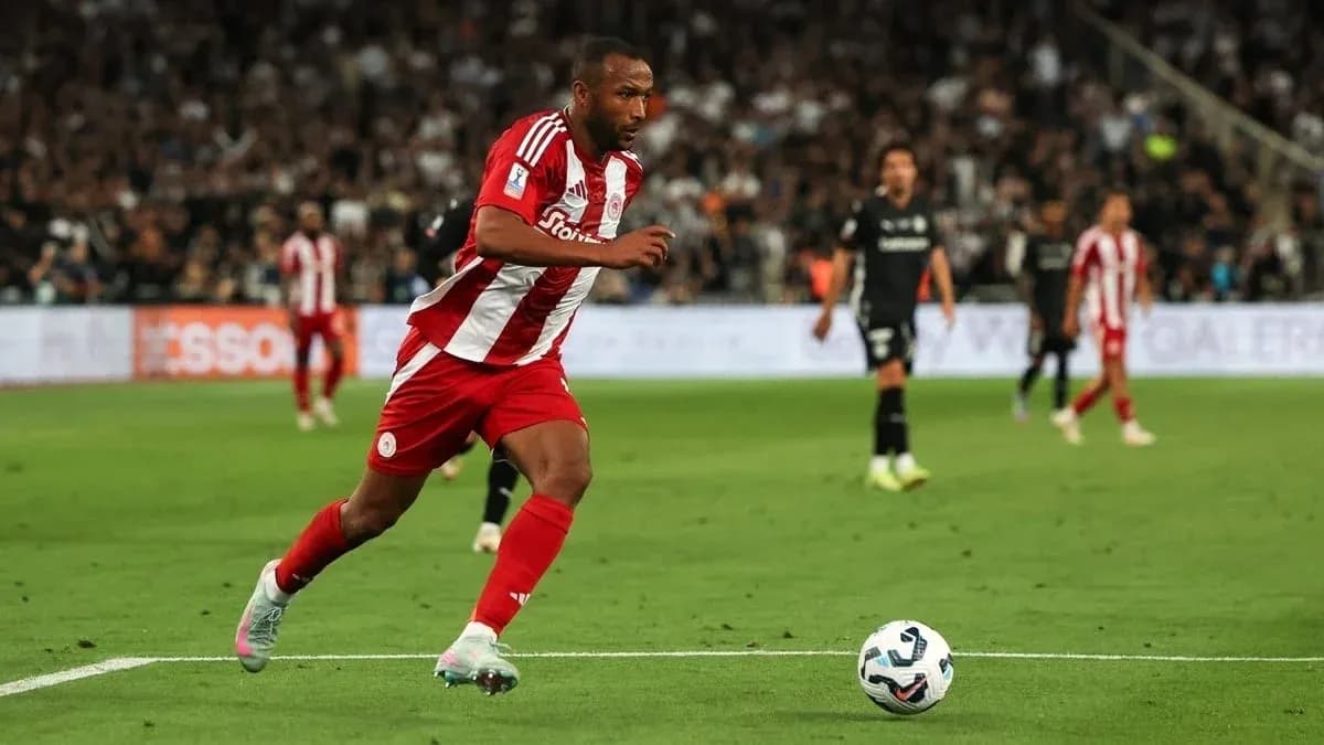 Jugador de Olympiakos Piraeus con el balón Jugador de Olympiakos Piraeus con el balón
