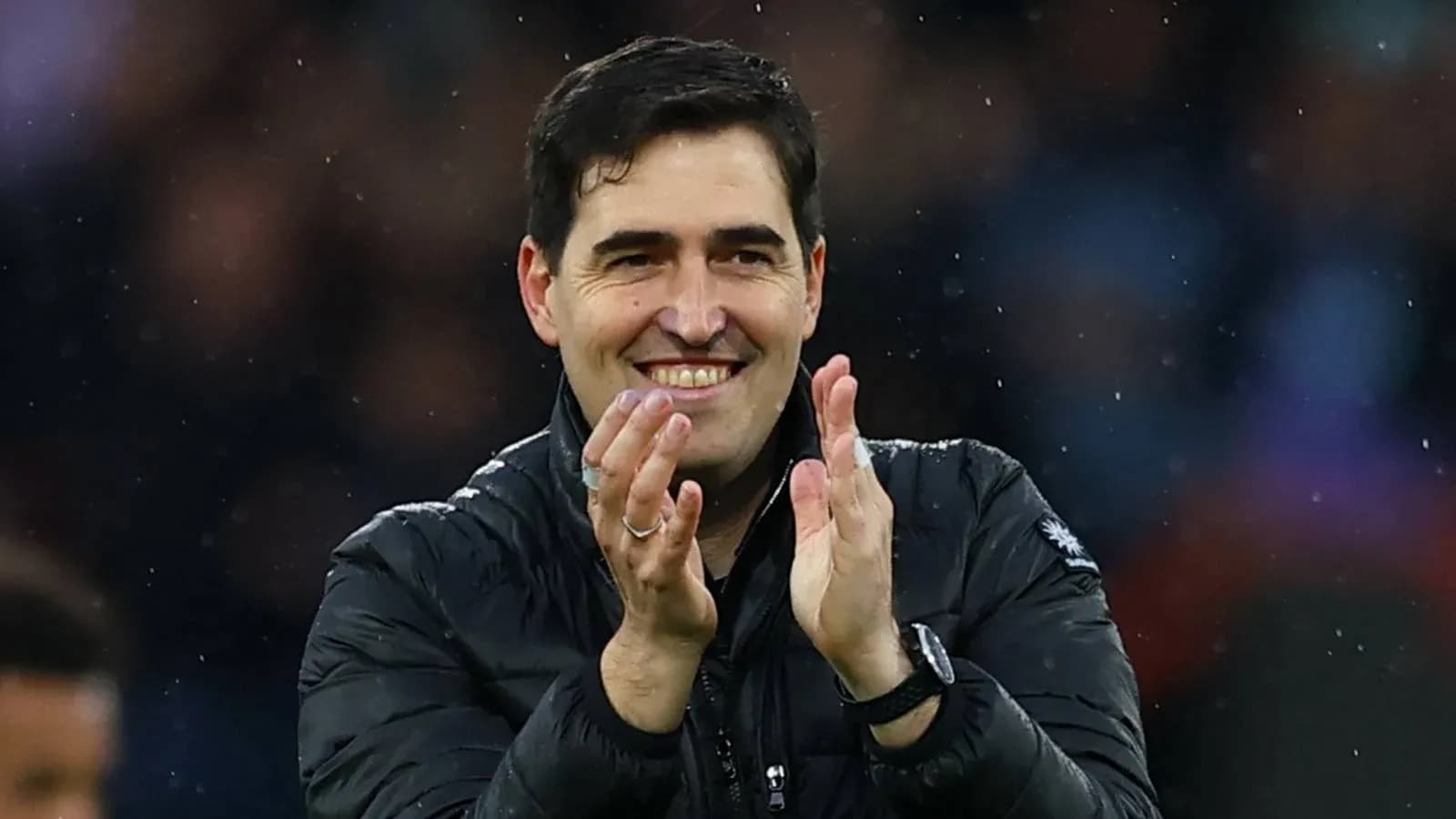 Entrenador aplaudiendo durante un partido de fútbol Entrenador aplaudiendo durante un partido de fútbol