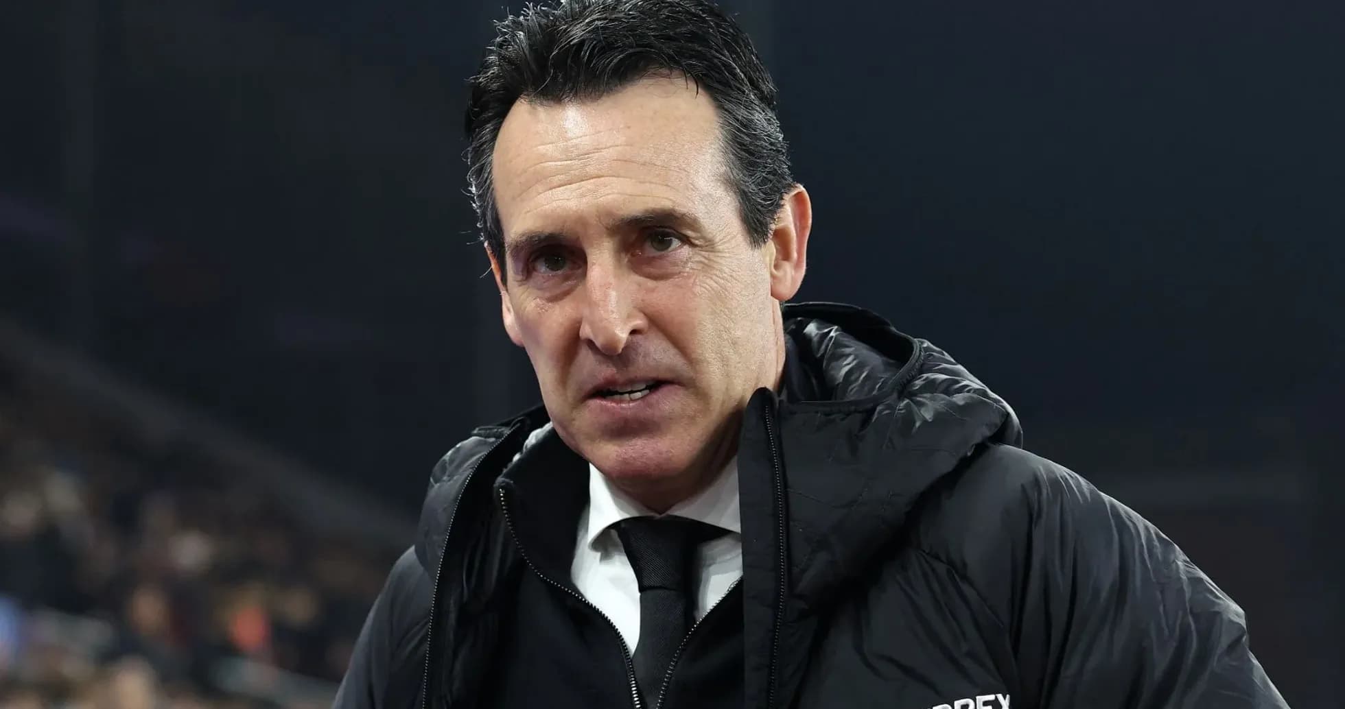 Entrenador en el banquillo durante un partido Entrenador en el banquillo durante un partido