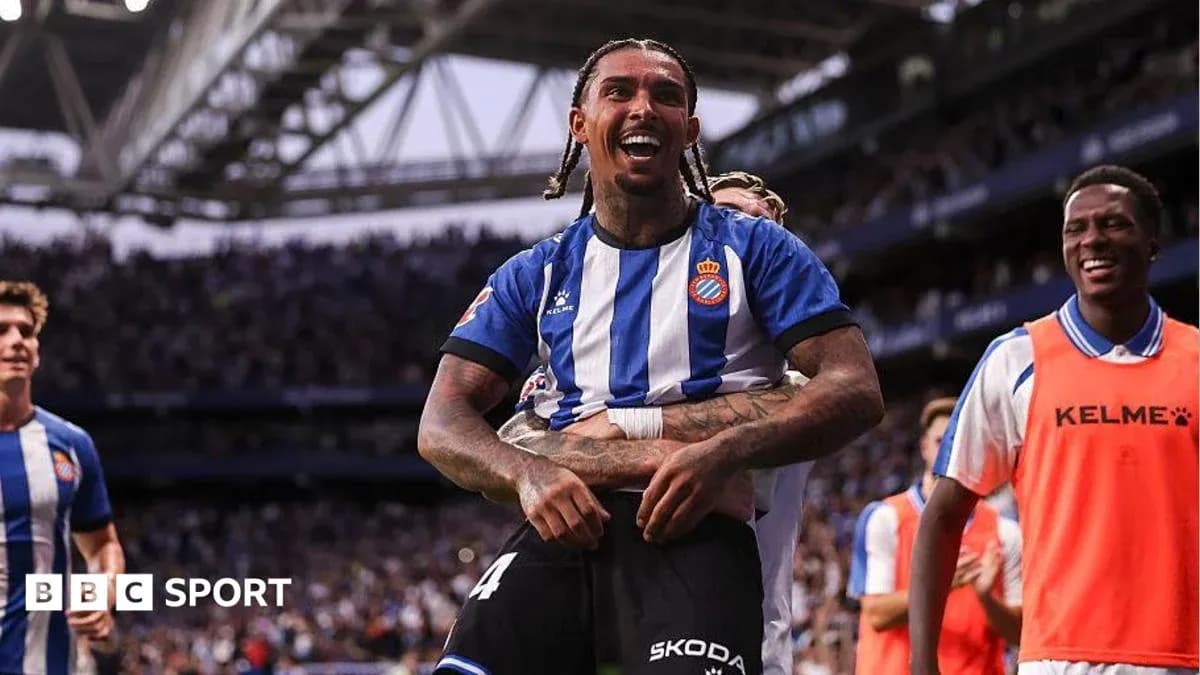 Jugador del Espanyol celebra con compañeros tras gol Jugador del Espanyol celebra con compañeros tras gol