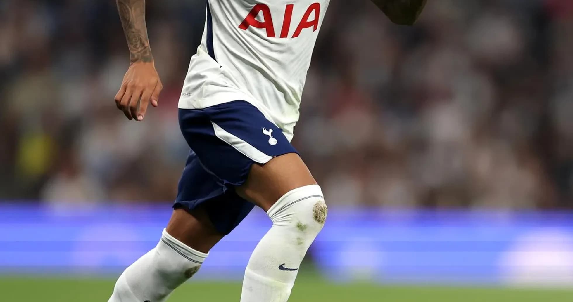 Jugador de Tottenham corriendo con el balón en partido Jugador de Tottenham corriendo con el balón en partido