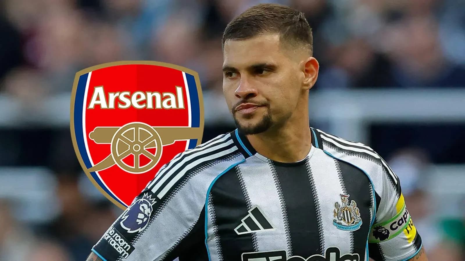 Jugador de Newcastle con escudo de Arsenal de fondo Jugador de Newcastle con escudo de Arsenal de fondo