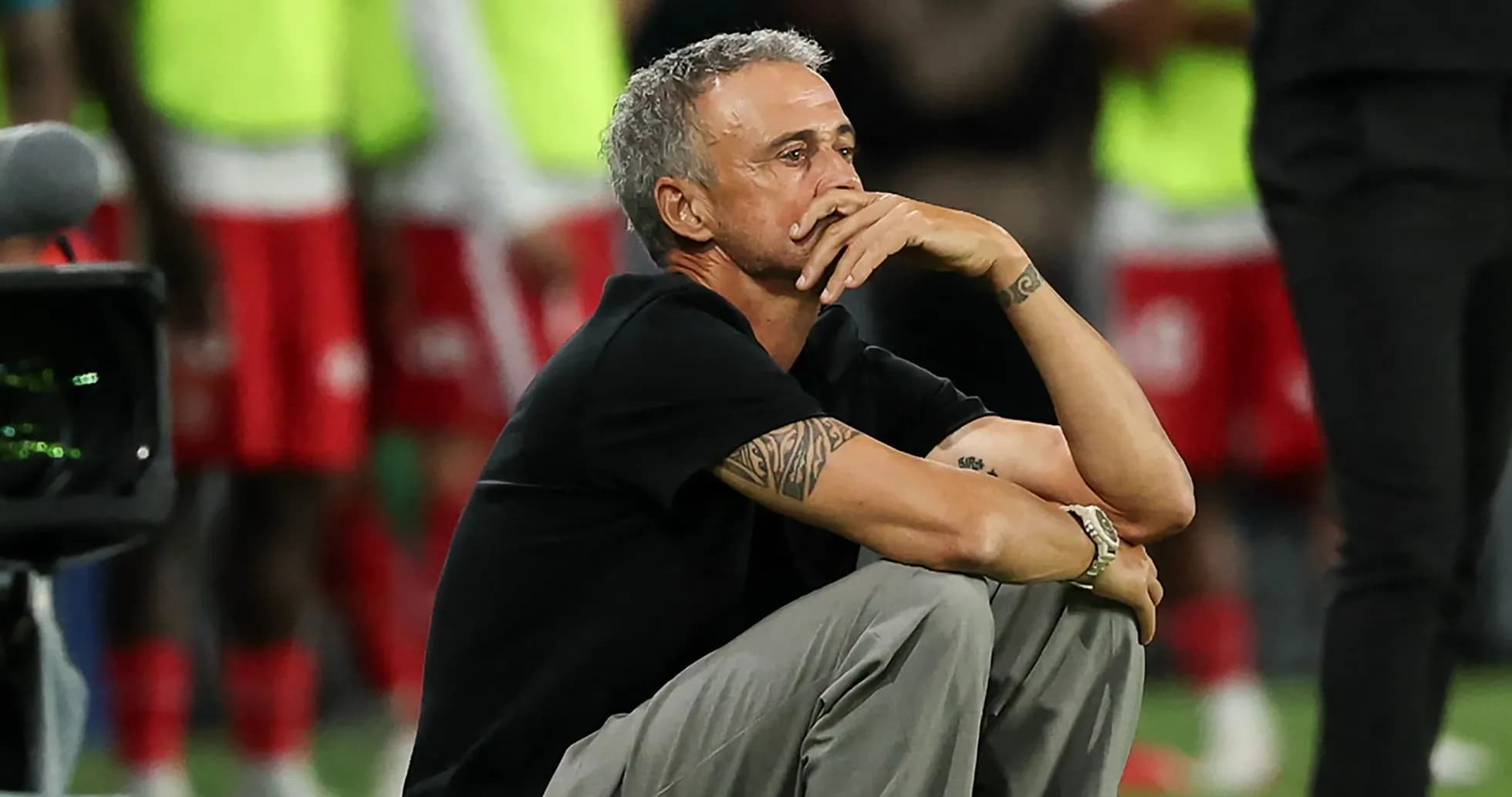 Entrenador sentado pensativo durante el partido Entrenador sentado pensativo durante el partido
