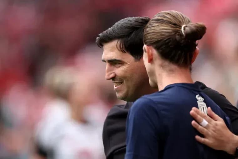 Entrenador y jugador se saludan antes del partido Entrenador y jugador se saludan antes del partido