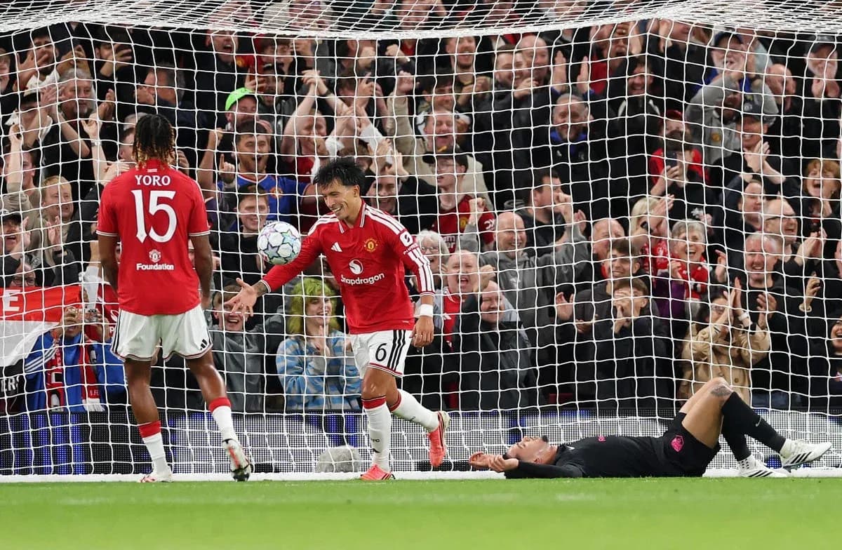 Jugadores de Manchester United celebrando un gol marcado Jugadores de Manchester United celebrando un gol marcado