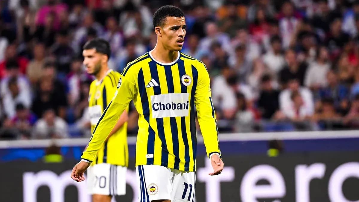 Jugador de Fenerbahçe en acción durante partido Jugador de Fenerbahçe en acción durante partido