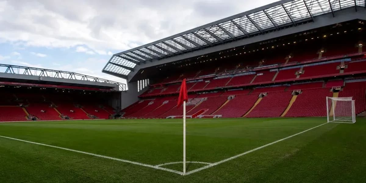 Vista del campo en Anfield con banderín de córner Vista del campo en Anfield con banderín de córner