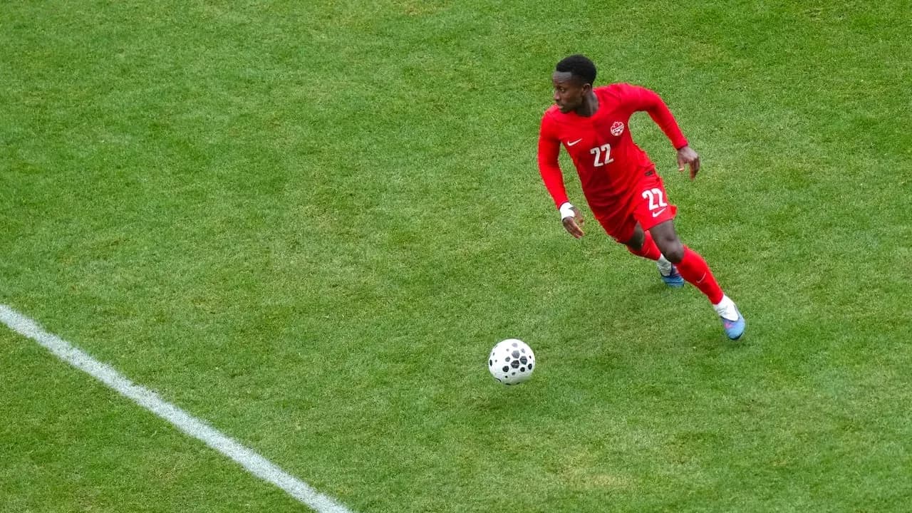 Jugador de Canadá corriendo con el balón Jugador de Canadá corriendo con el balón