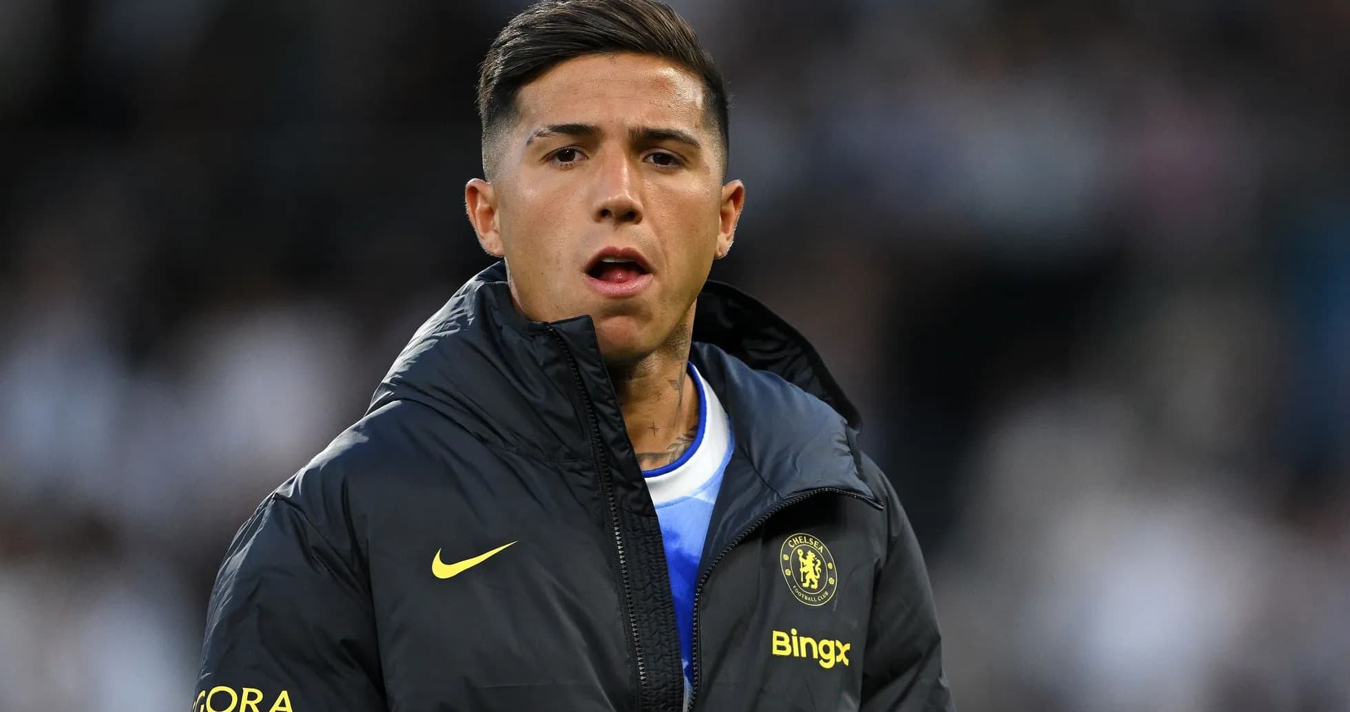 Jugador de Chelsea en la línea de banda Jugador de Chelsea en la línea de banda