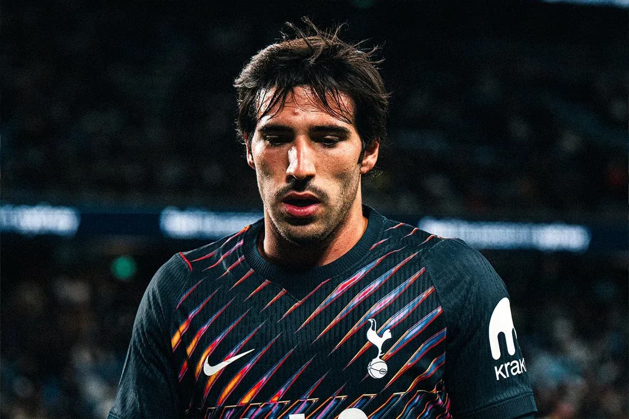 Jugador de Tottenham con camiseta negra durante partido Jugador de Tottenham con camiseta negra durante partido