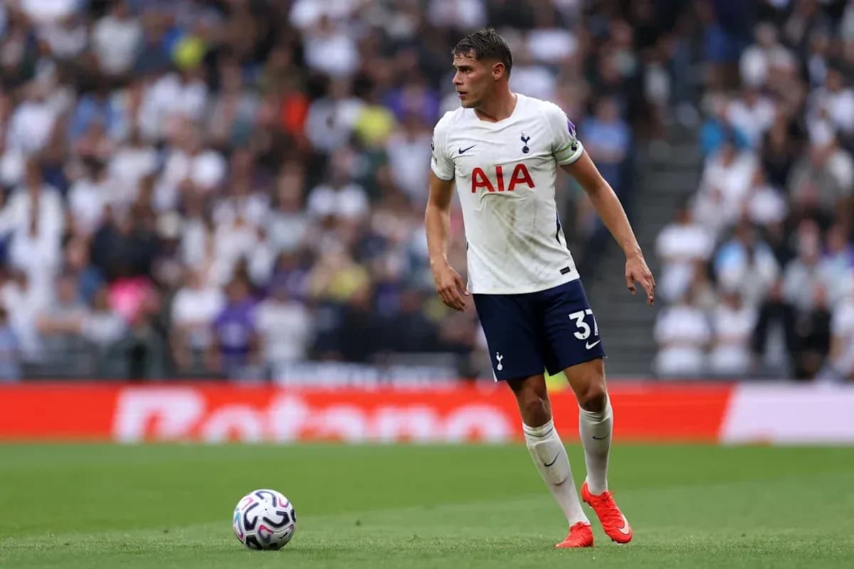 Jugador de Tottenham en el campo durante un partido Jugador de Tottenham en el campo durante un partido