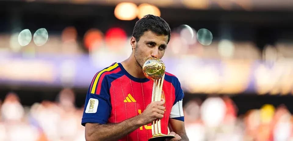Jugador de España besando el trofeo de la Copa del Mundo Jugador de España besando el trofeo de la Copa del Mundo
