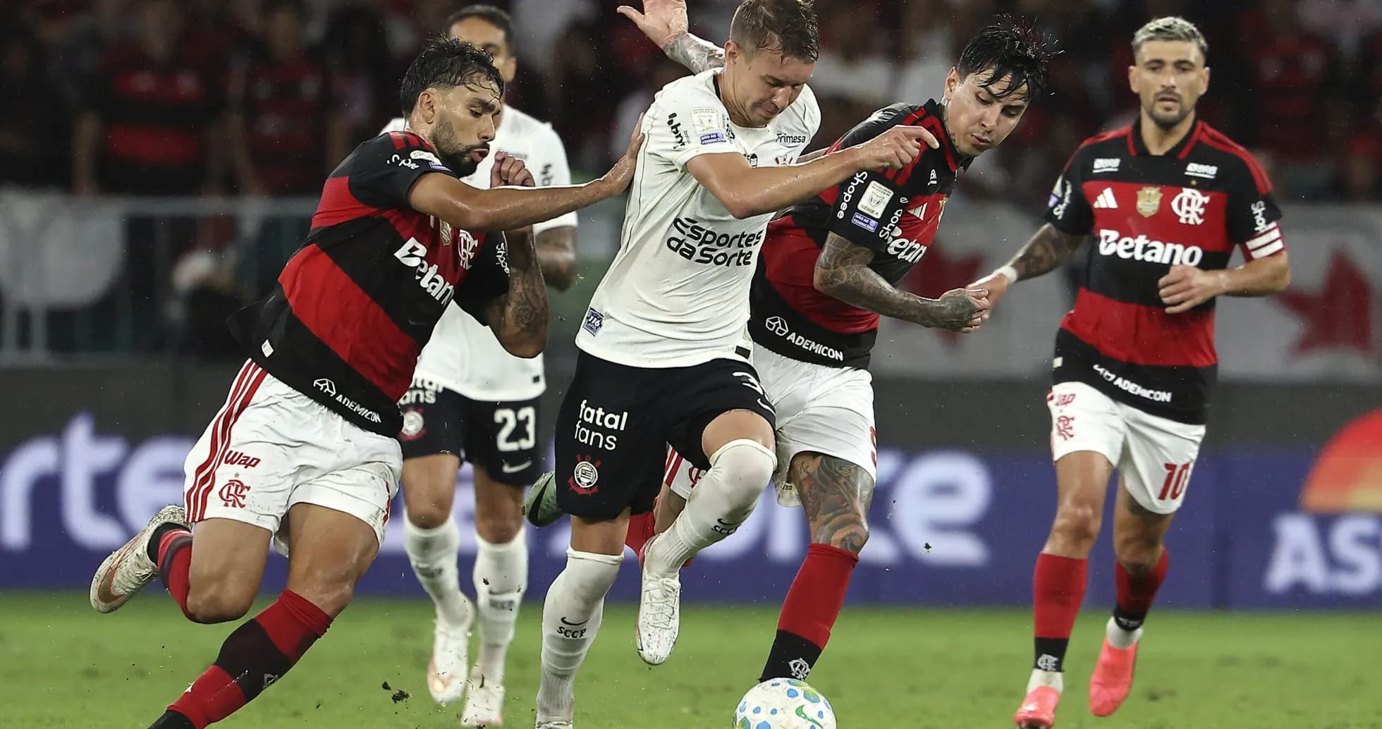 Jugadores de Flamengo y Atletico-MG disputando el balón Jugadores de Flamengo y Atletico-MG disputando el balón