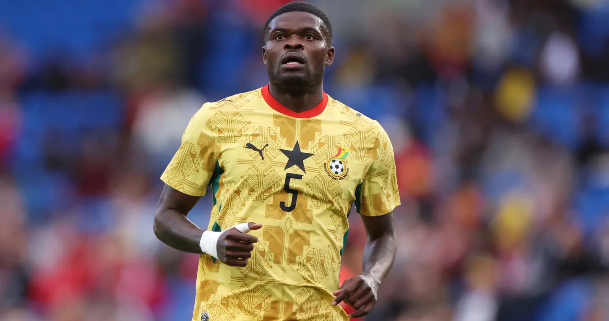 Jugador de Ghana corriendo en partido de fútbol Jugador de Ghana corriendo en partido de fútbol