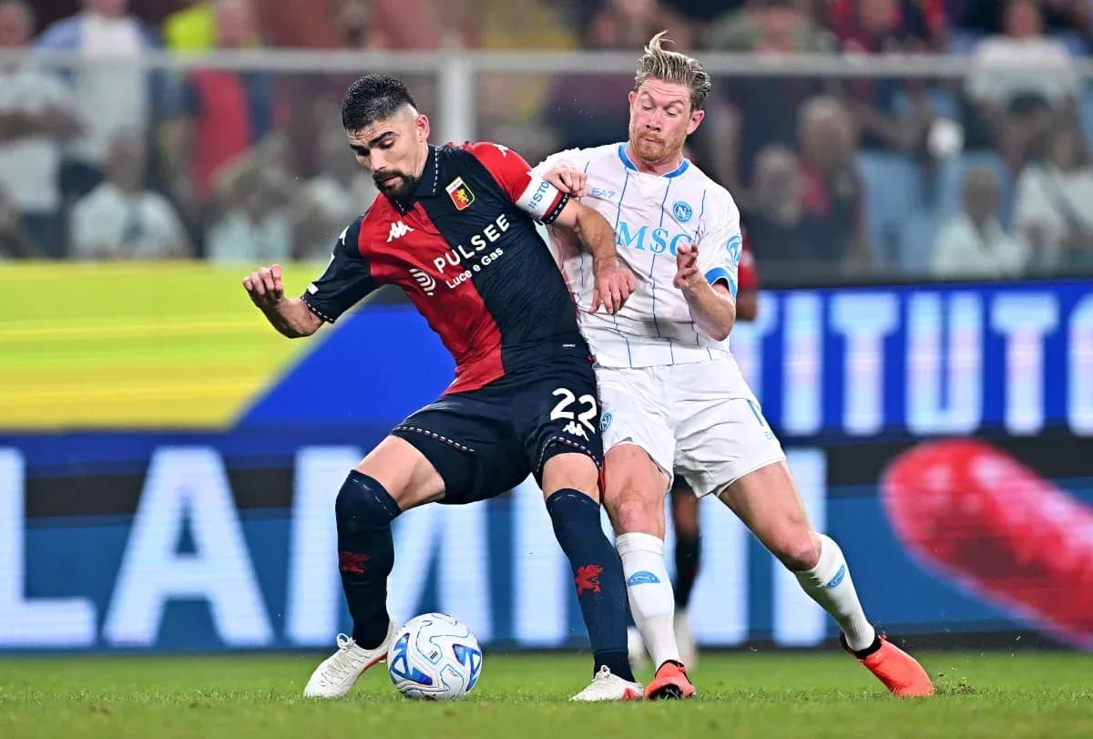 Jugador de Genoa luchando por el balón contra Napoli Jugador de Genoa luchando por el balón contra Napoli