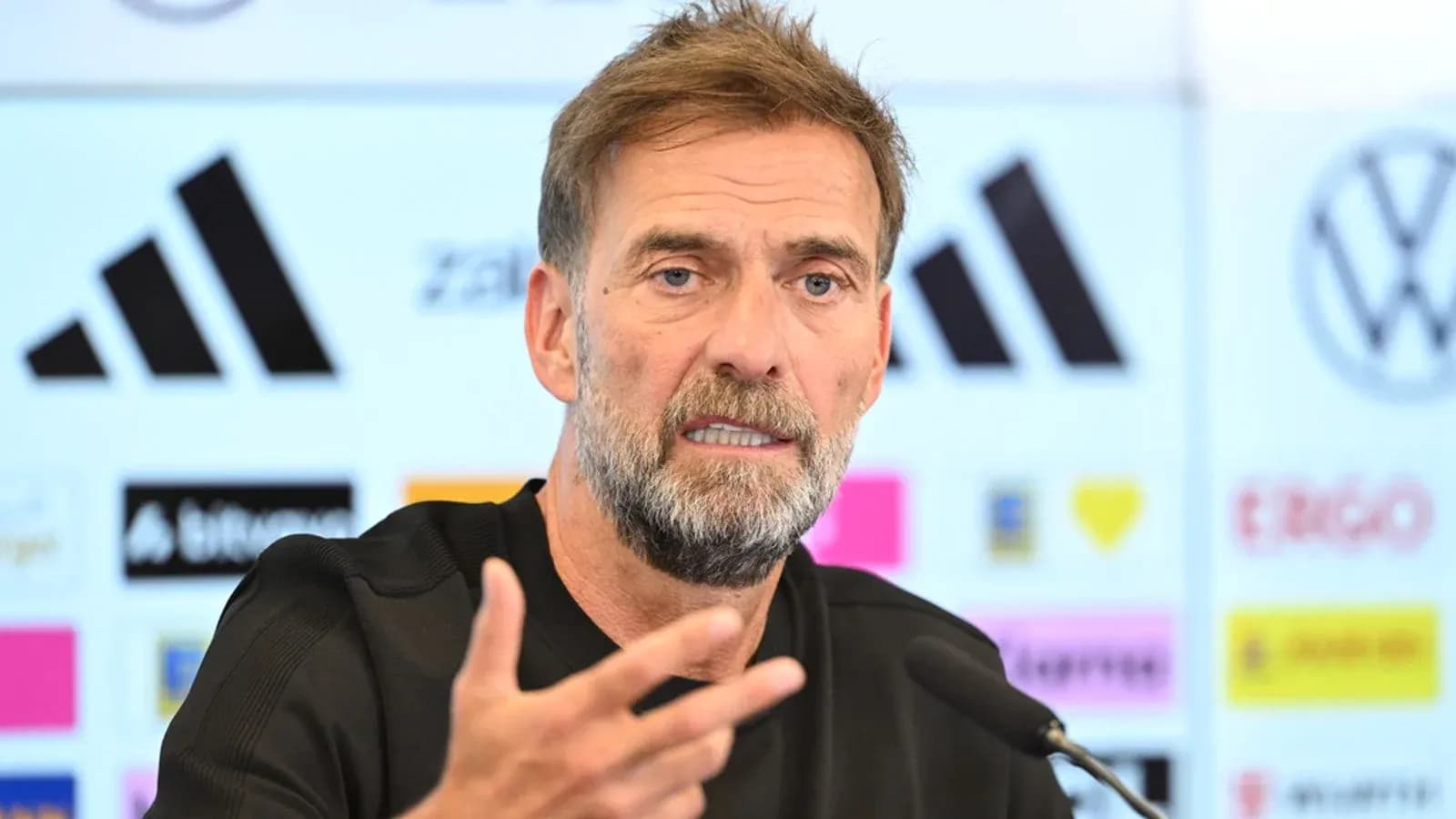 Entrenador hablando en una rueda de prensa Entrenador hablando en una rueda de prensa