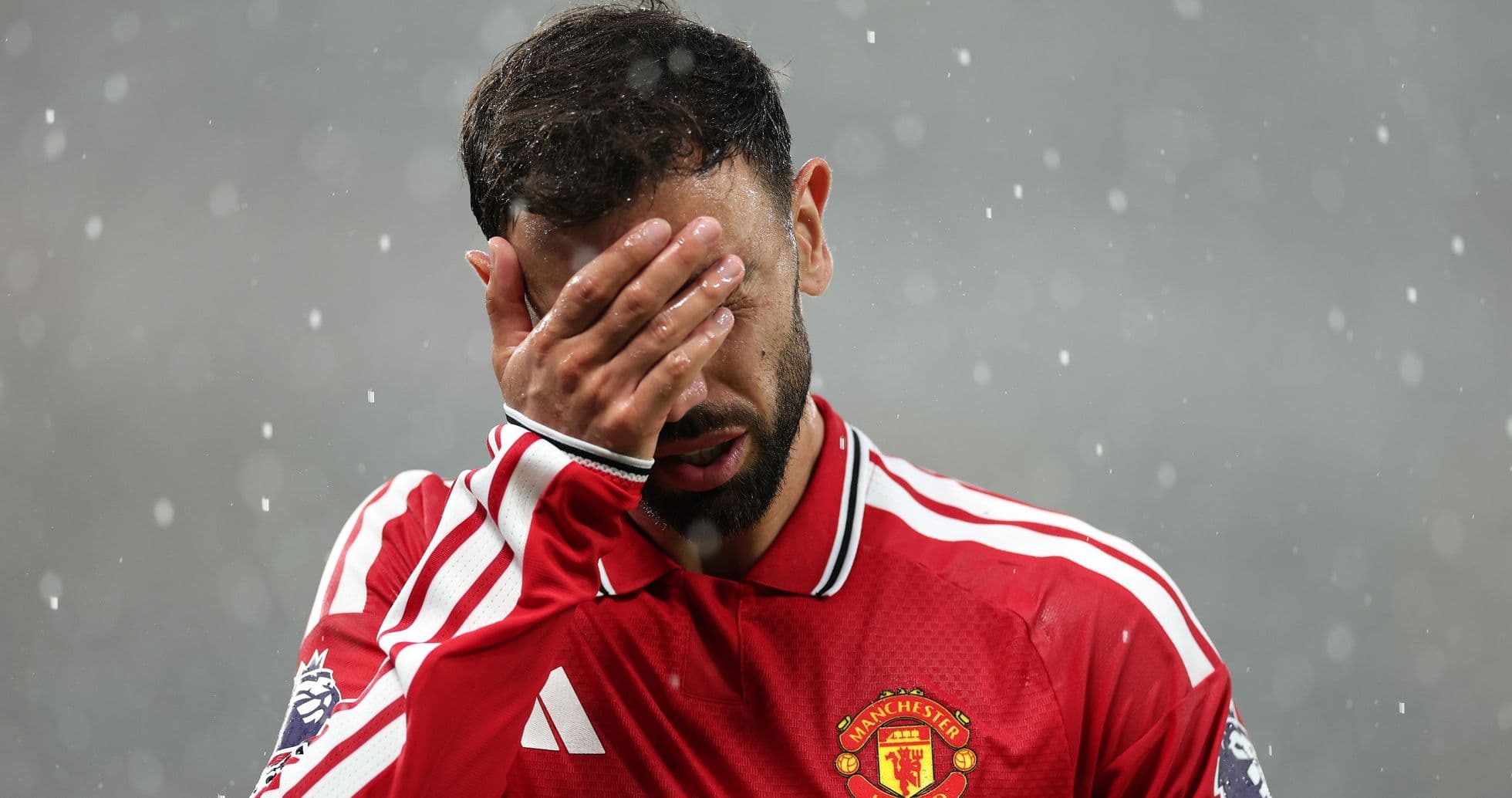 Jugador de Manchester United cubriéndose la cara con la mano Jugador de Manchester United cubriéndose la cara con la mano