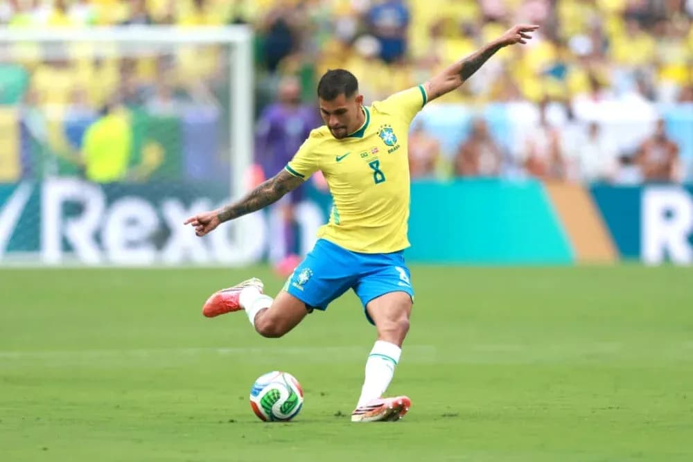 Jugador de Brasil chutando el balón durante el partido Jugador de Brasil chutando el balón durante el partido
