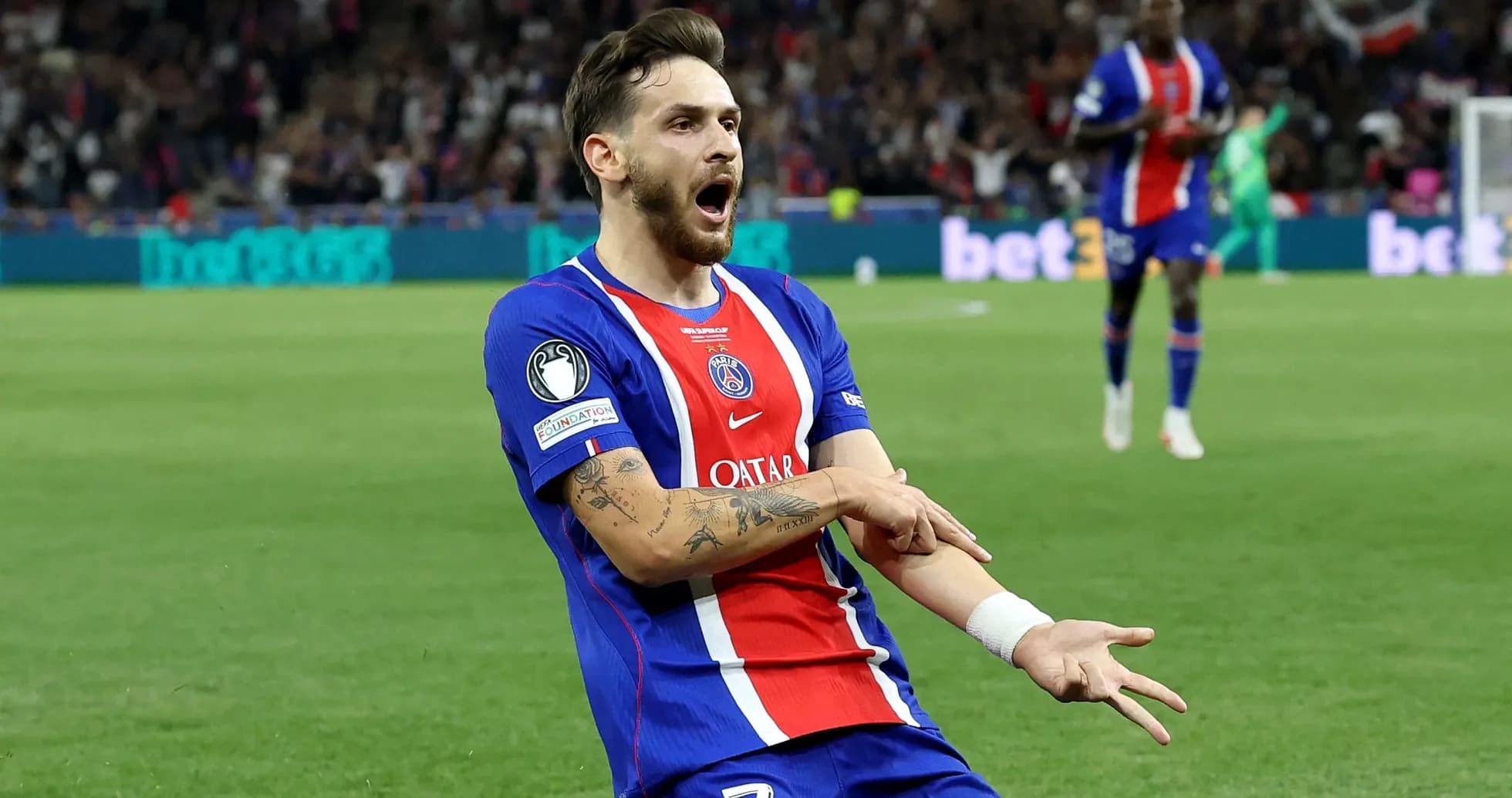 Jugador de PSG celebra un gol en el partido Jugador de PSG celebra un gol en el partido