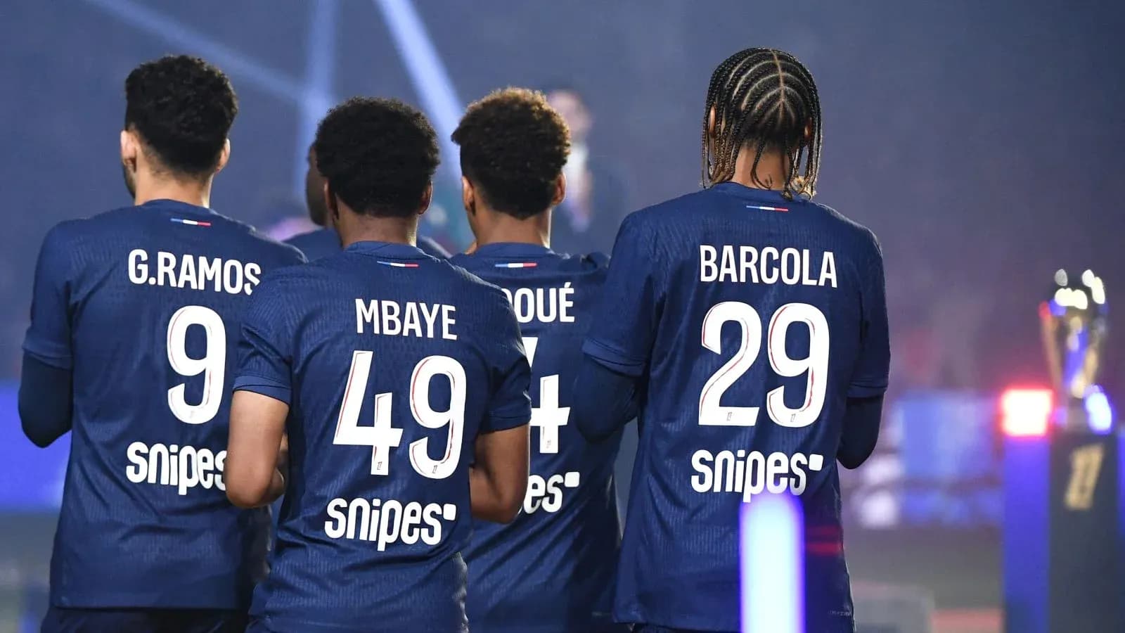 Jugadores de fútbol de espaldas con números en camisetas Jugadores de fútbol de espaldas con números en camisetas