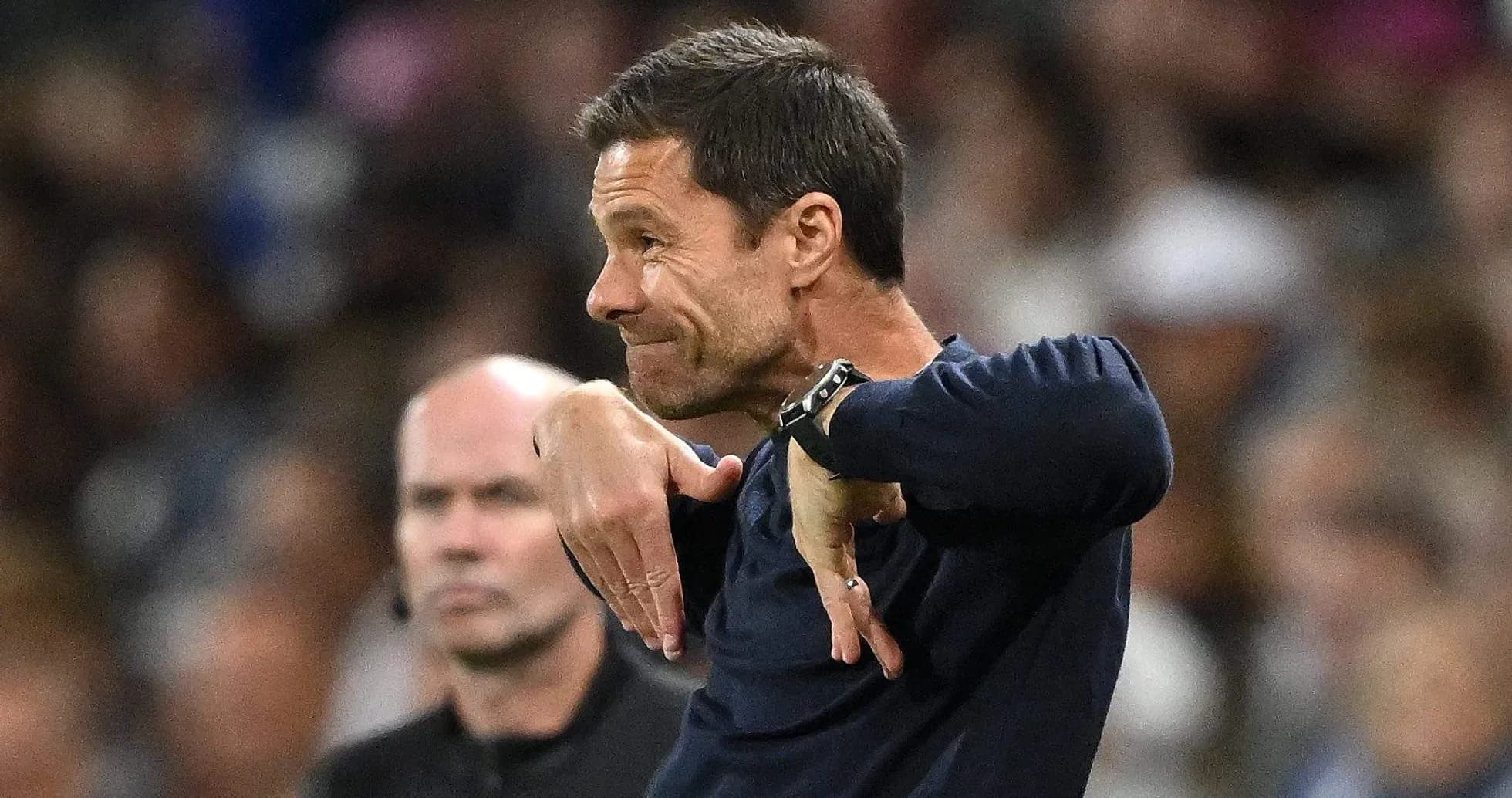 Entrenador gesticulando durante un partido Entrenador gesticulando durante un partido