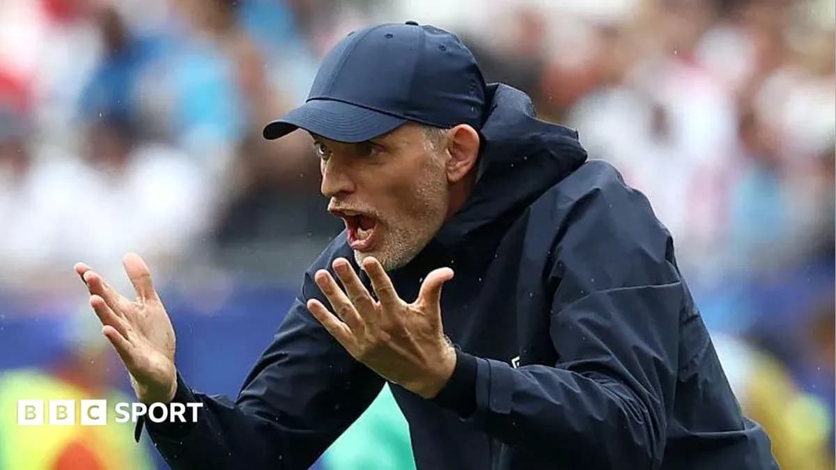 Entrenador gesticulando en el banquillo durante el partido Entrenador gesticulando en el banquillo durante el partido