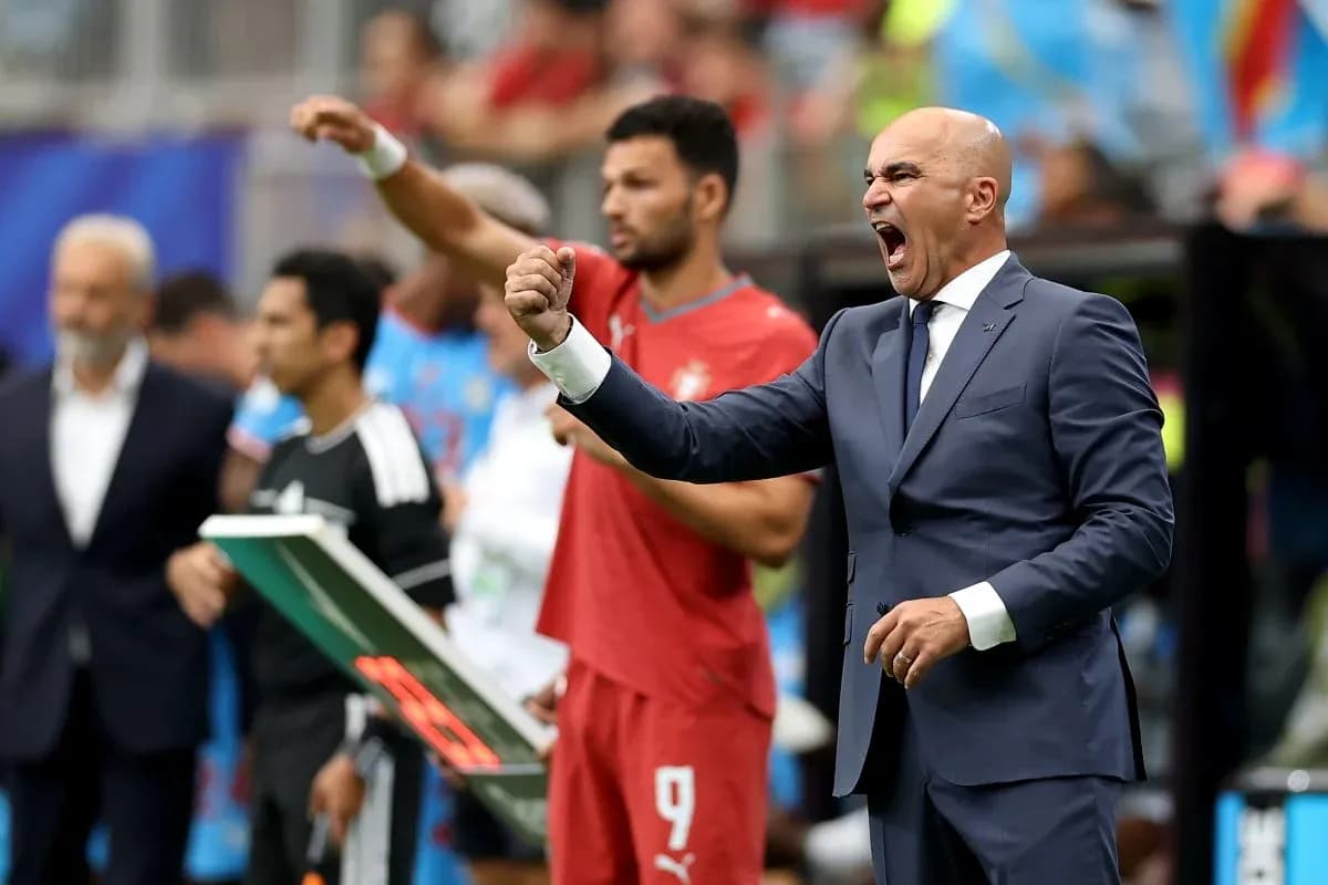 Entrenador gesticulando en el banquillo durante el partido Entrenador gesticulando en el banquillo durante el partido