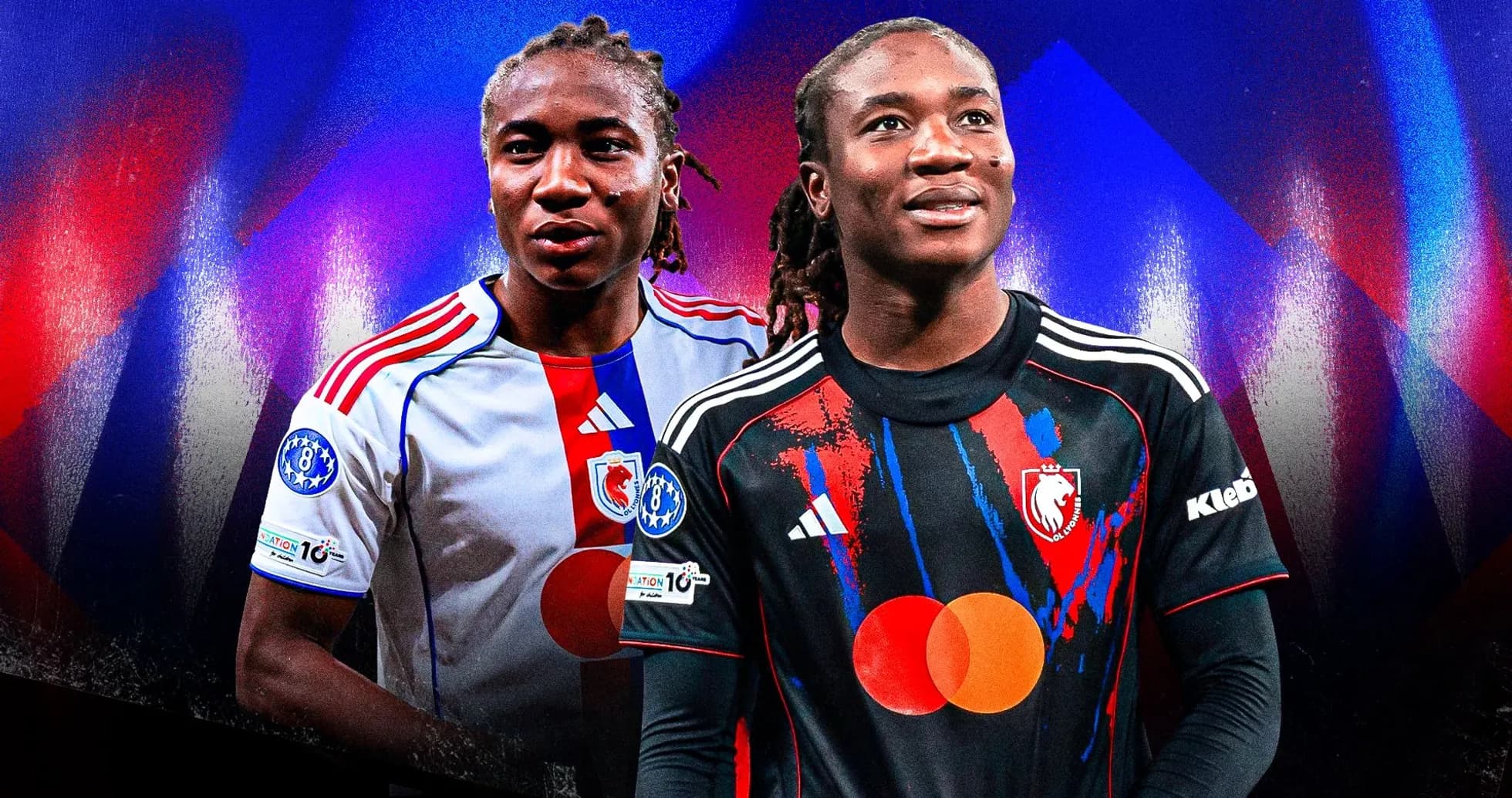 Dos jugadores de fútbol posando con camisetas de clubes Dos jugadores de fútbol posando con camisetas de clubes