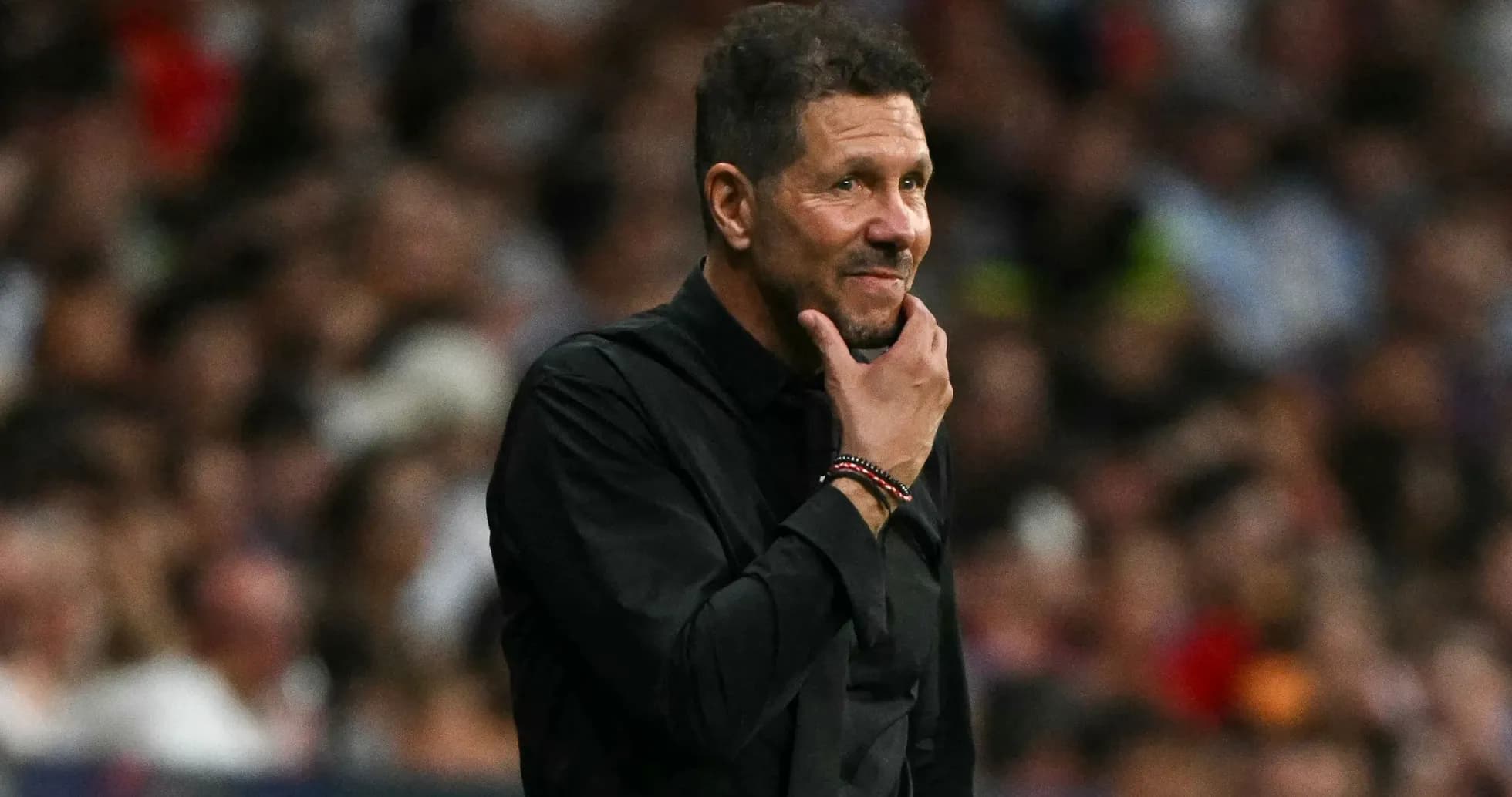 Entrenador observando el partido desde la banda Entrenador observando el partido desde la banda