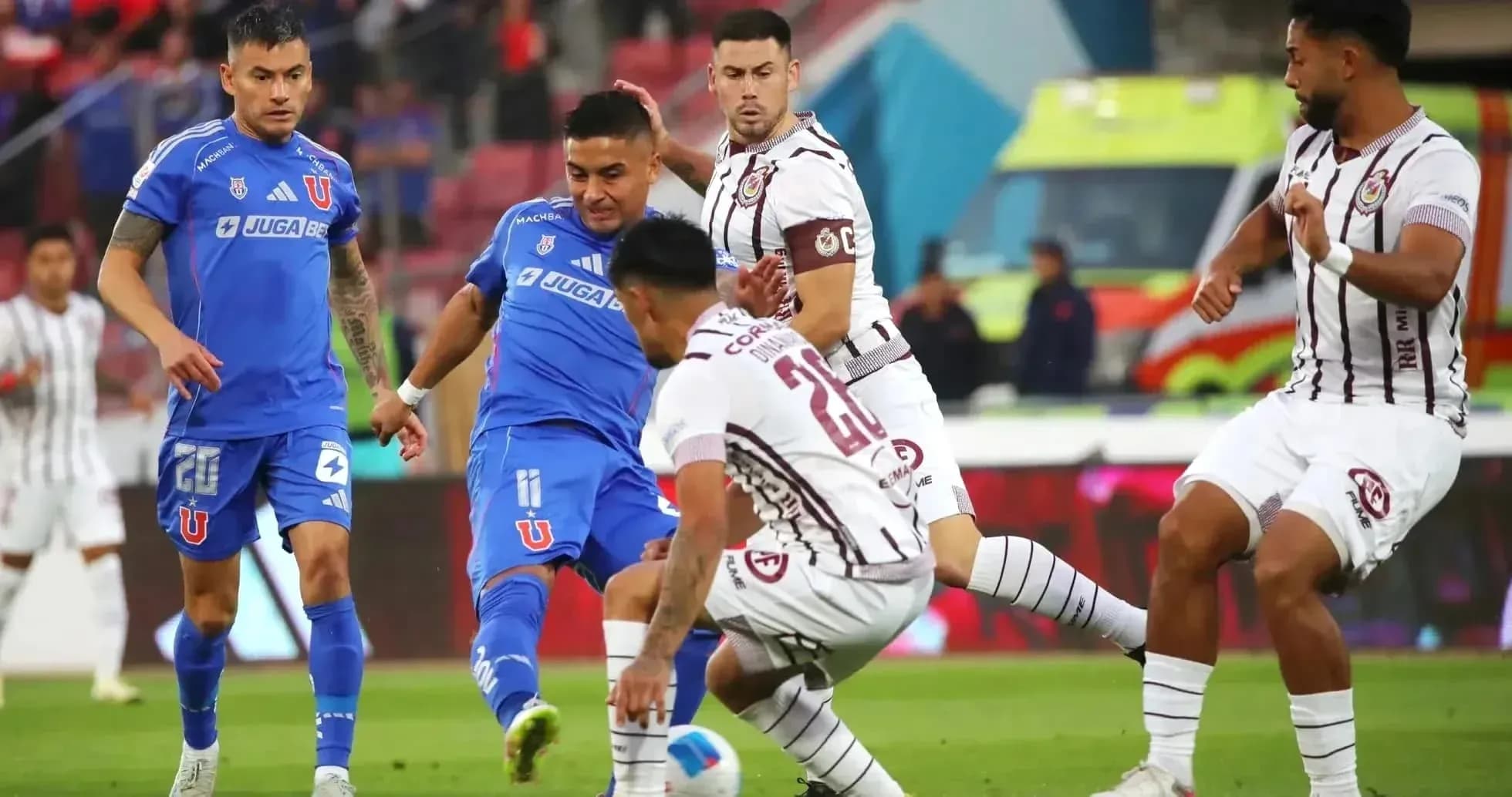 Jugadores de D. La Serena y Universidad de Chile en acción Jugadores de D. La Serena y Universidad de Chile en acción