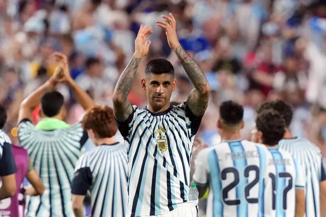 Jugador argentino aplaudiendo tras el partido Jugador argentino aplaudiendo tras el partido
