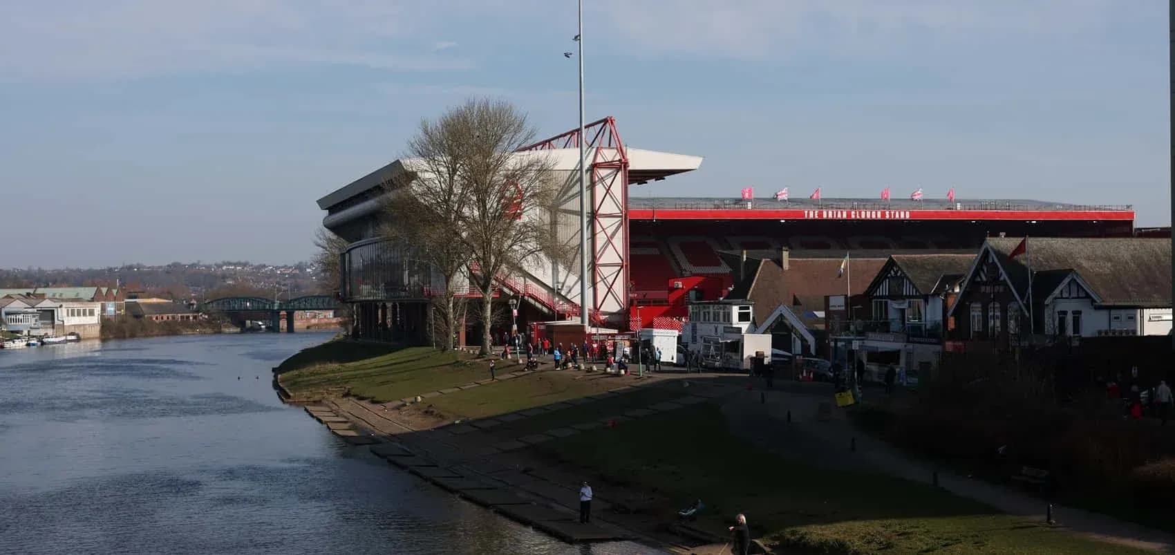 Estadio City Ground junto al río y edificios cercanos Estadio City Ground junto al río y edificios cercanos
