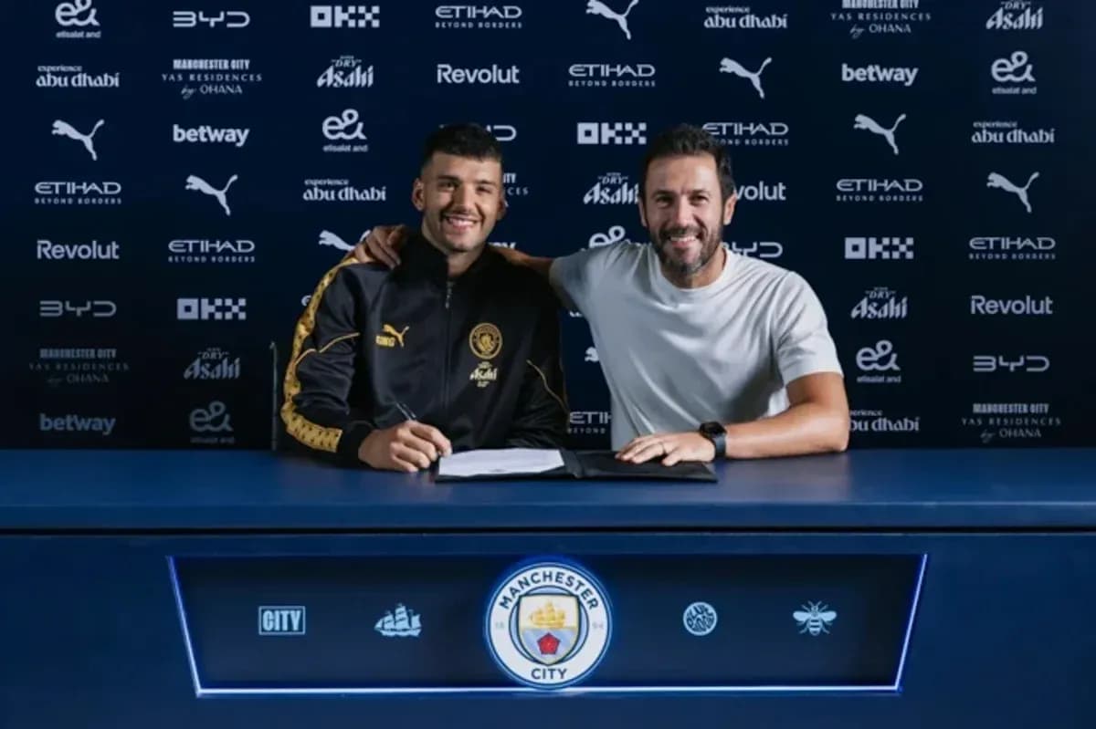 Jugador firmando contrato con el club en mesa Jugador firmando contrato con el club en mesa