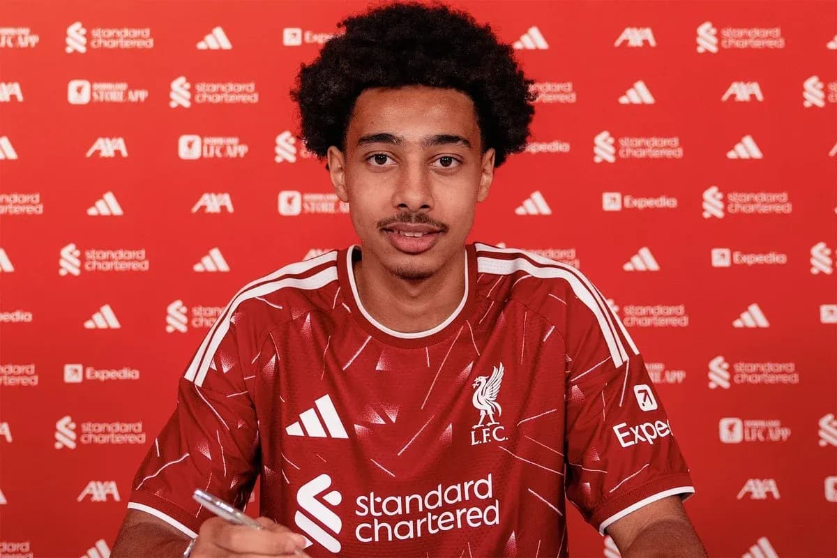 Jugador de Liverpool firmando contrato en conferencia Jugador de Liverpool firmando contrato en conferencia