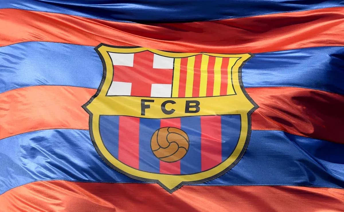 Bandera del FC Barcelona con escudo en el centro Bandera del FC Barcelona con escudo en el centro