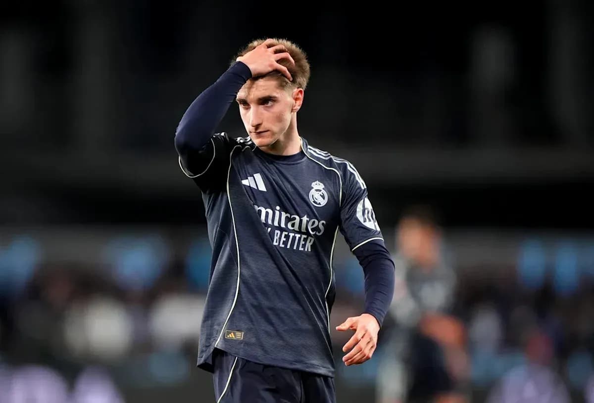 Jugador de Real Madrid con gesto preocupado en el campo Jugador de Real Madrid con gesto preocupado en el campo