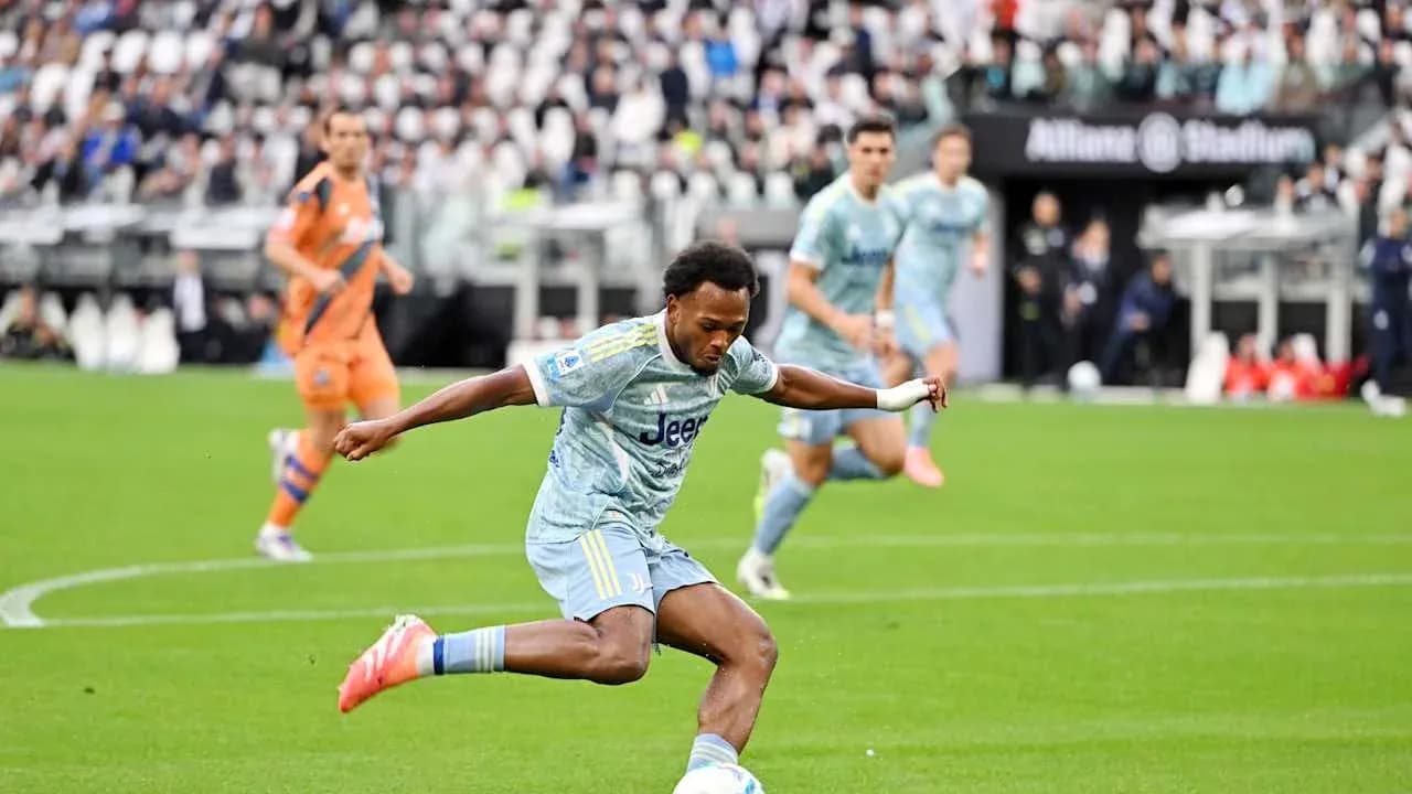 Jugador de Juventus disparando a portería Jugador de Juventus disparando a portería
