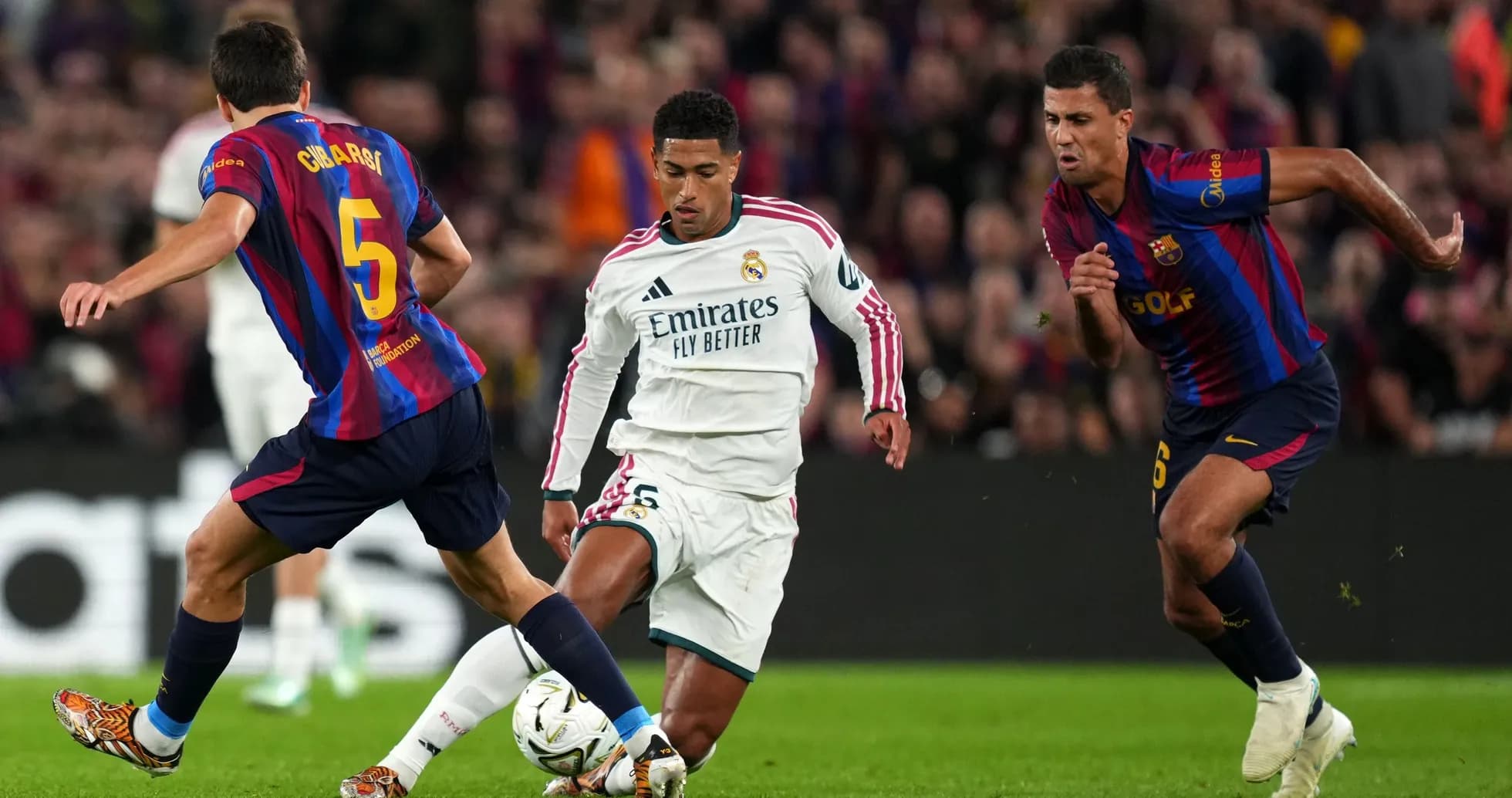 Jugadores de Real Madrid y Barcelona en acción Jugadores de Real Madrid y Barcelona en acción