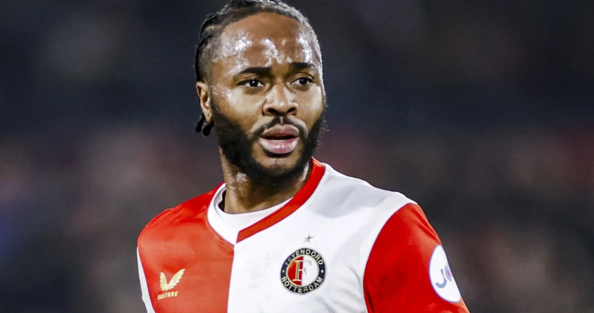 Jugador de Feyenoord en acción durante el partido Jugador de Feyenoord en acción durante el partido
